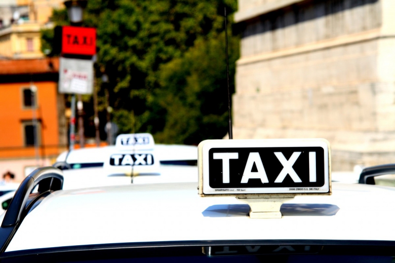 taxis-LA PENNE-min_taxi_auto_rome_road_white-1051610